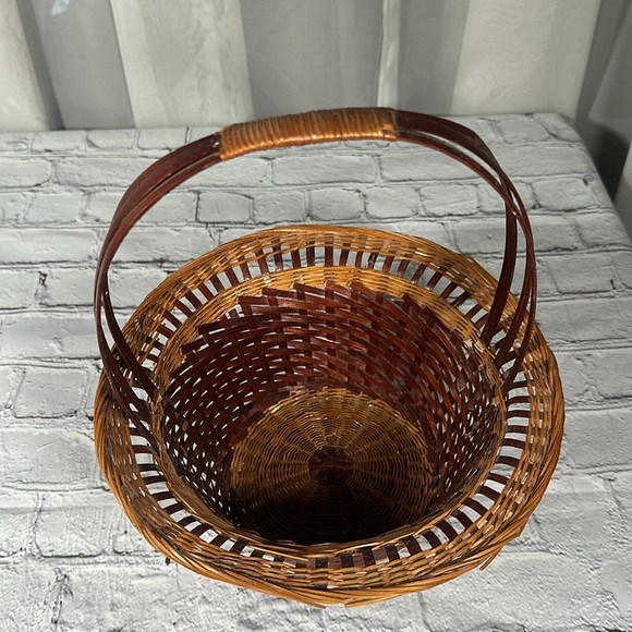 Vintage Wicker Woven Boho Two Tone Basket with handle - Picture 2 of 11